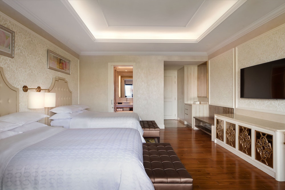 Sheraton Grand Danang Beach Resort and Spa 15/47