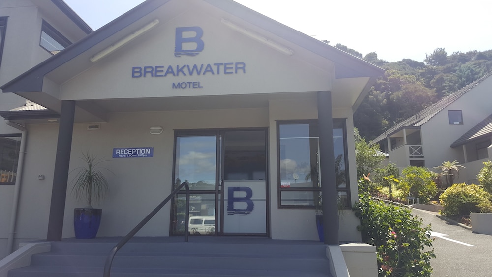 Breakwater Motel 2/60