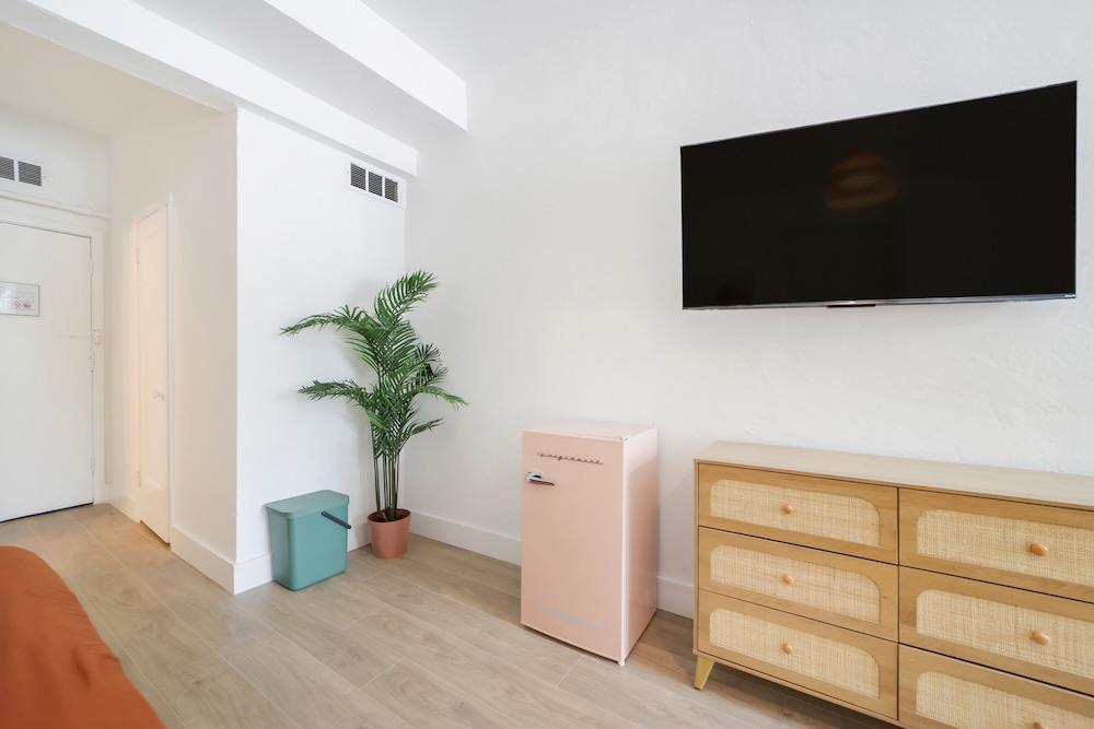 Tropics Hotel And Hostels 5/49