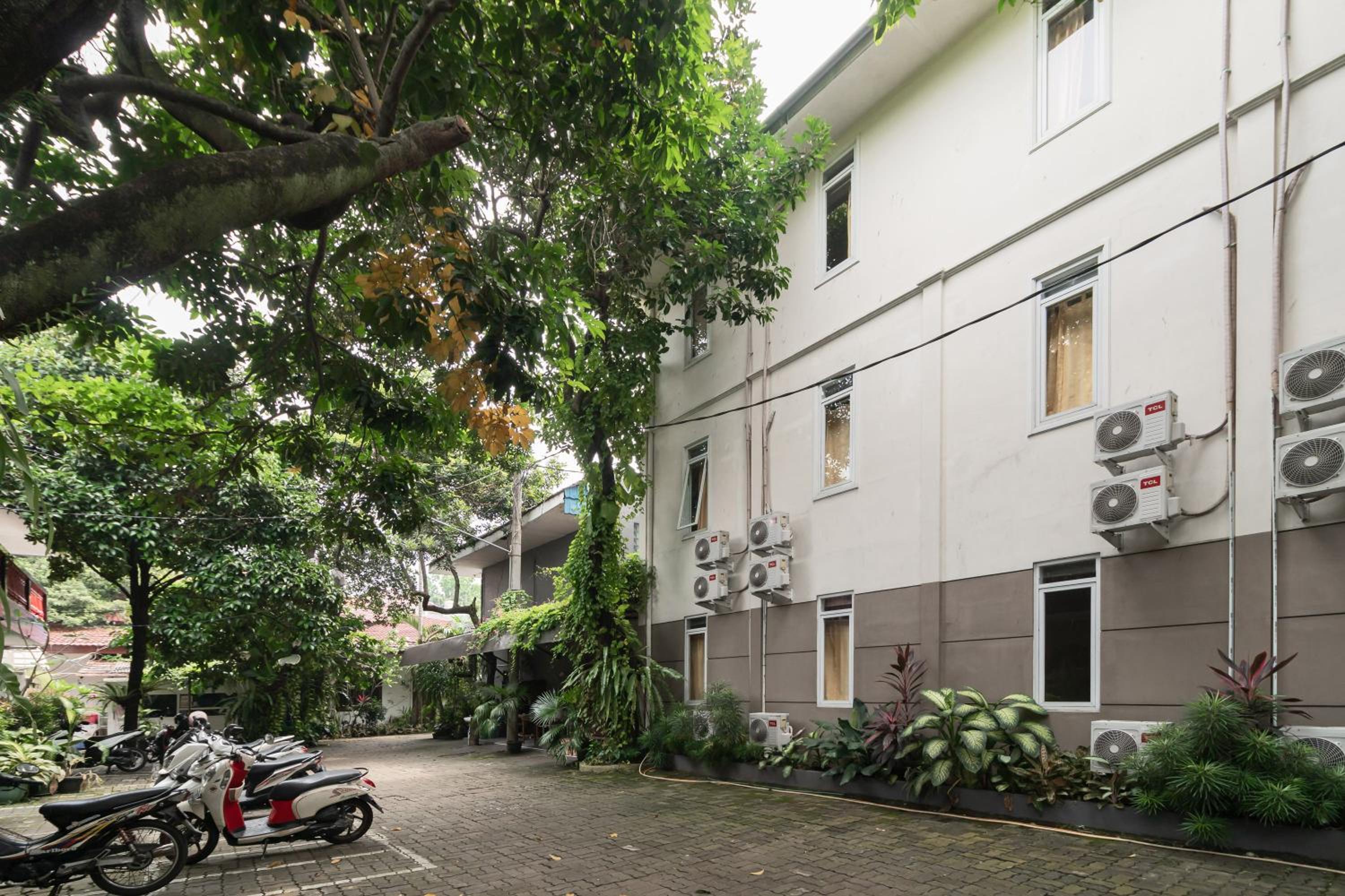 Reddoorz Plus Near Upn Veteran Jakarta 40/50
