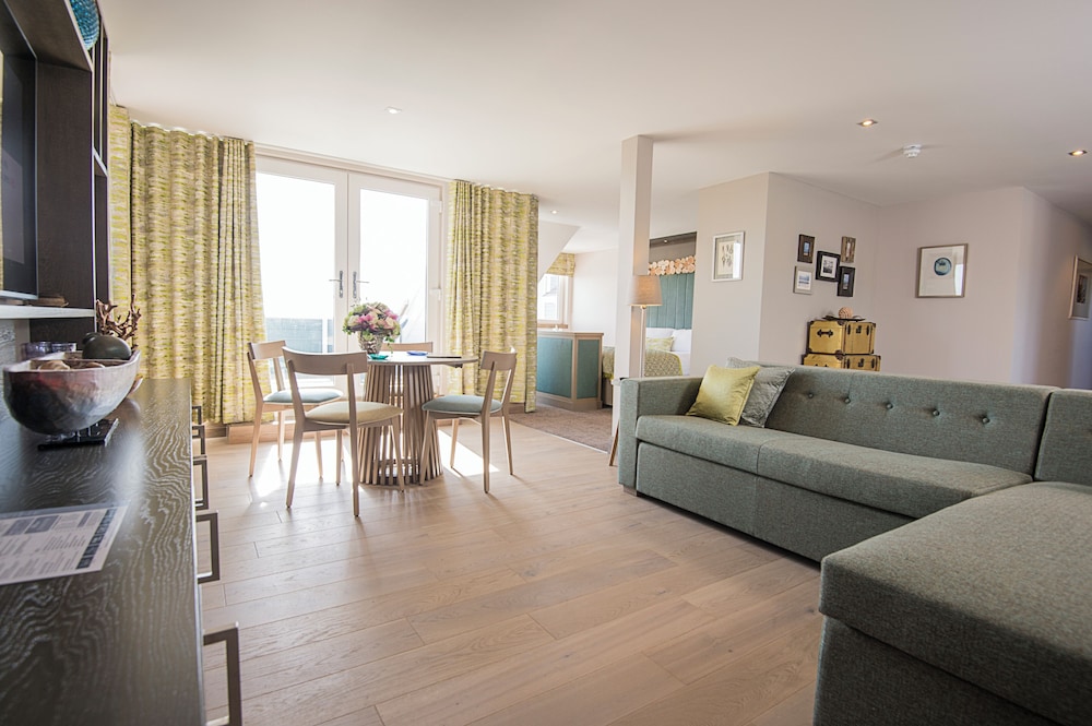 The Waterside Hotel 26/46