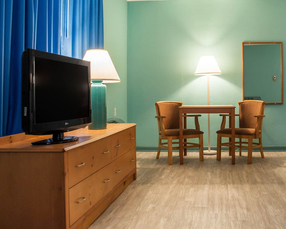 Econo Lodge Buffalo South 25/31