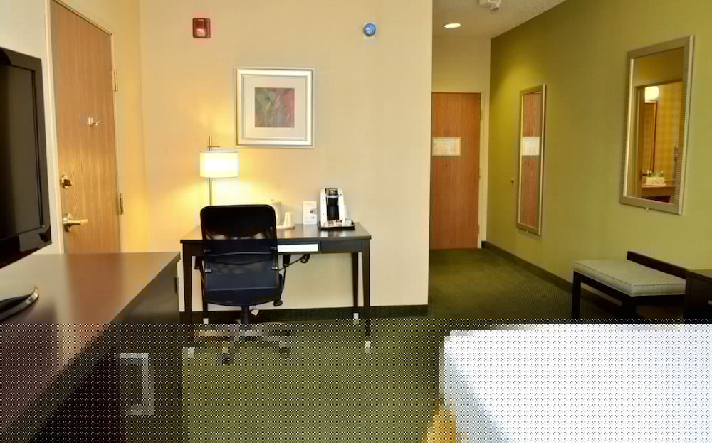 Holiday Inn Express Suites Center Township 66/78