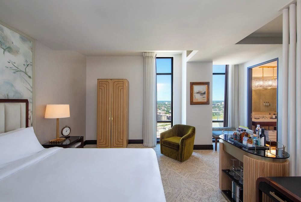 ROOM, KING BED