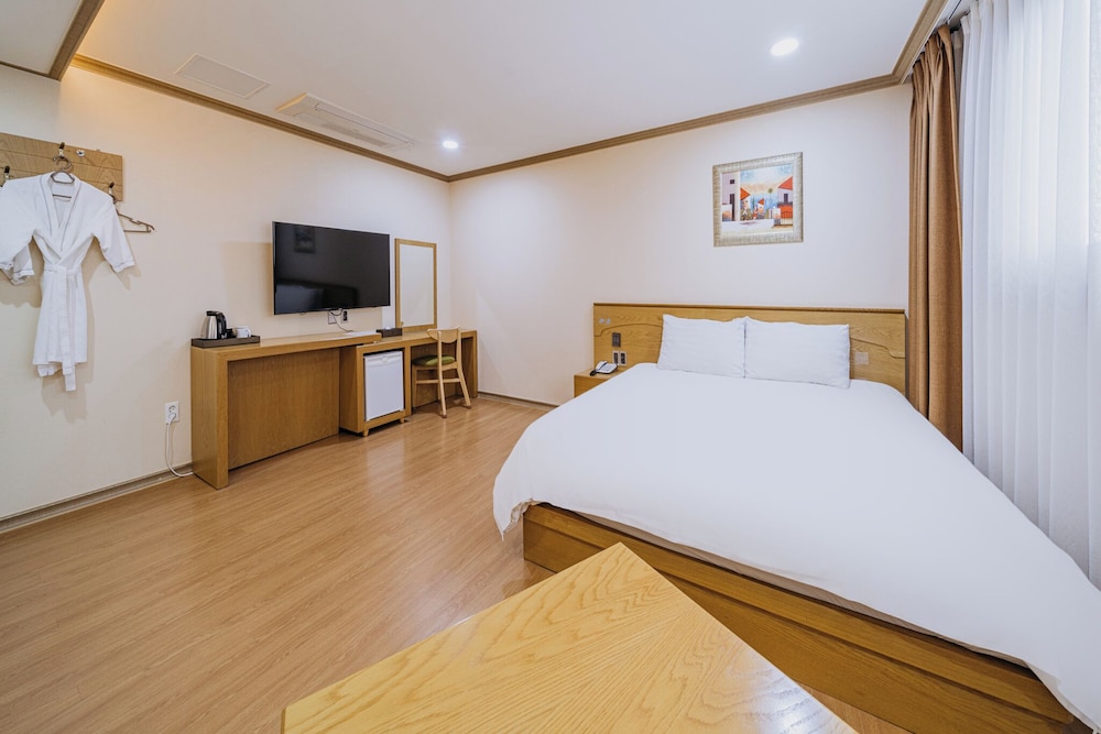 DELUXE, KING BED