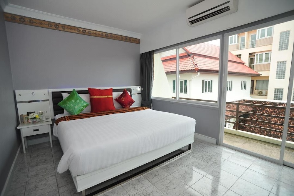 C N Hotel Patong 11/46