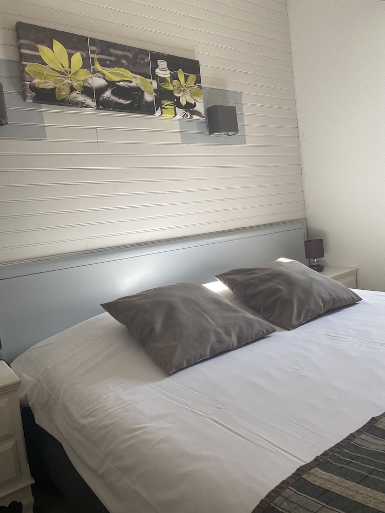 Auberge Des Pins 3/42