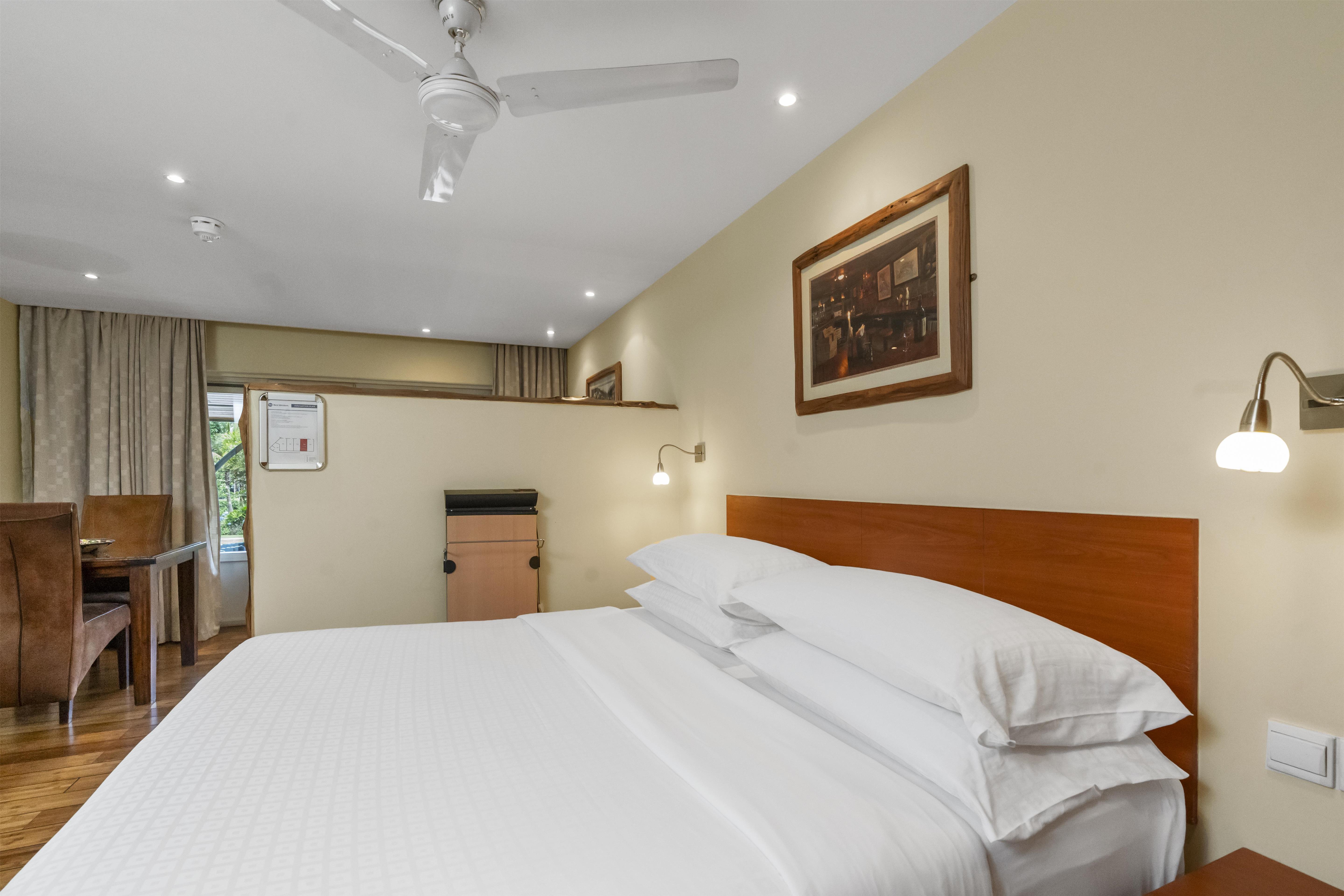 Garden, Suite, King Bed, Patio View, Accessible
