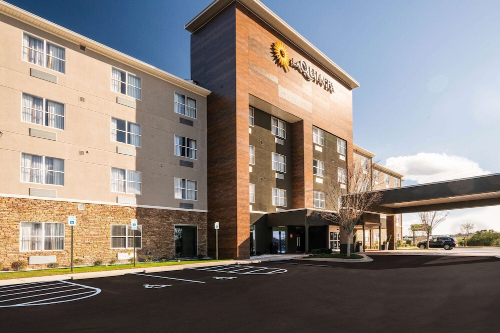 La Quinta Inn and Suites by Wyndham Montgomery 41/50