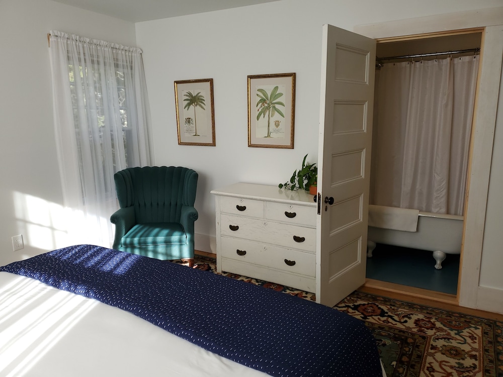 Harbourside Inn 24/50