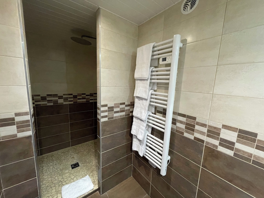 BRIT HOTEL SAINT-QUENTIN 33/53