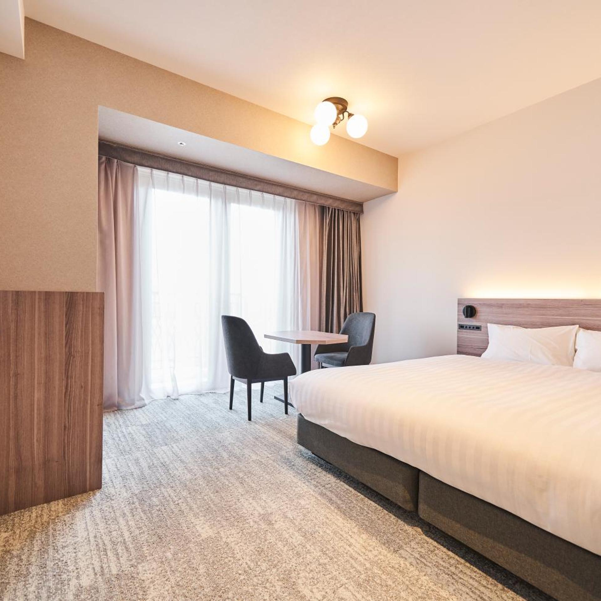 غرفة بسرير كينج بشرفة، Hotel Grand Tiara Anjo 2/4