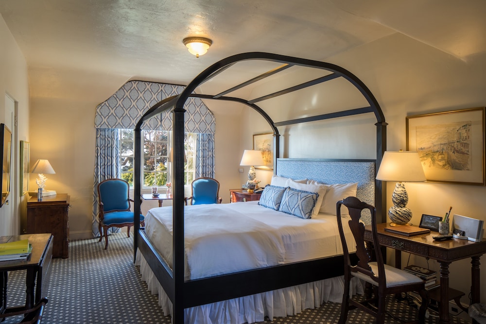 PREMIUM, KING BED, PARTIAL OCEAN VIEW