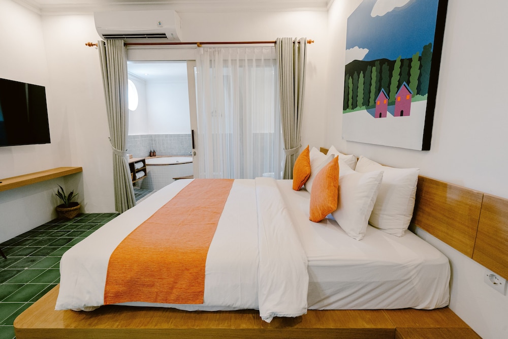 STUDIO, SUITE, KING BED, BATHTUB