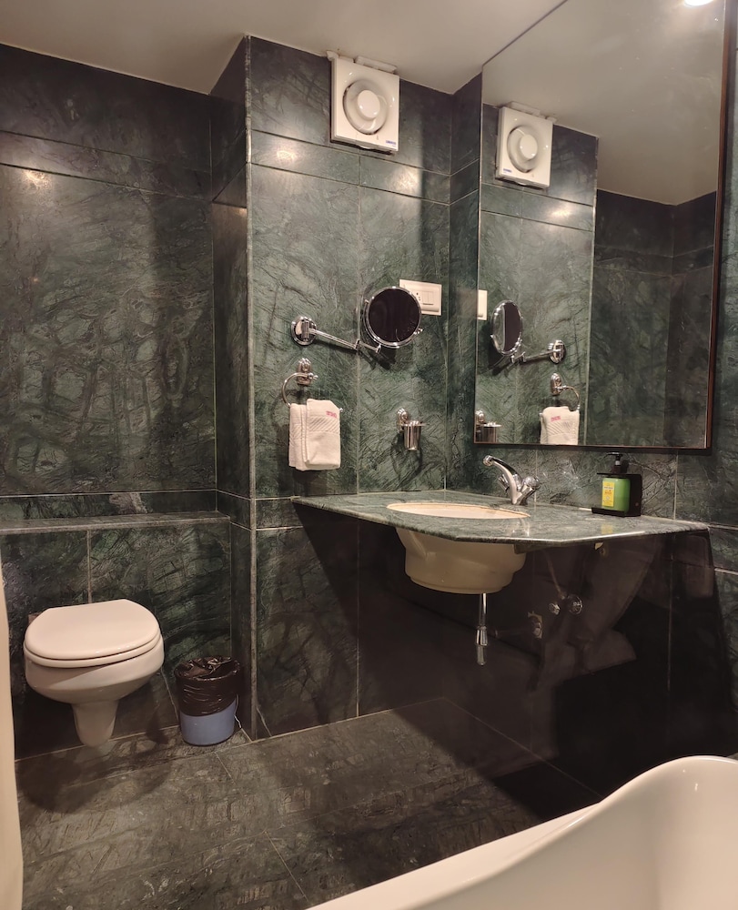 The Oasis Hotel 30/31