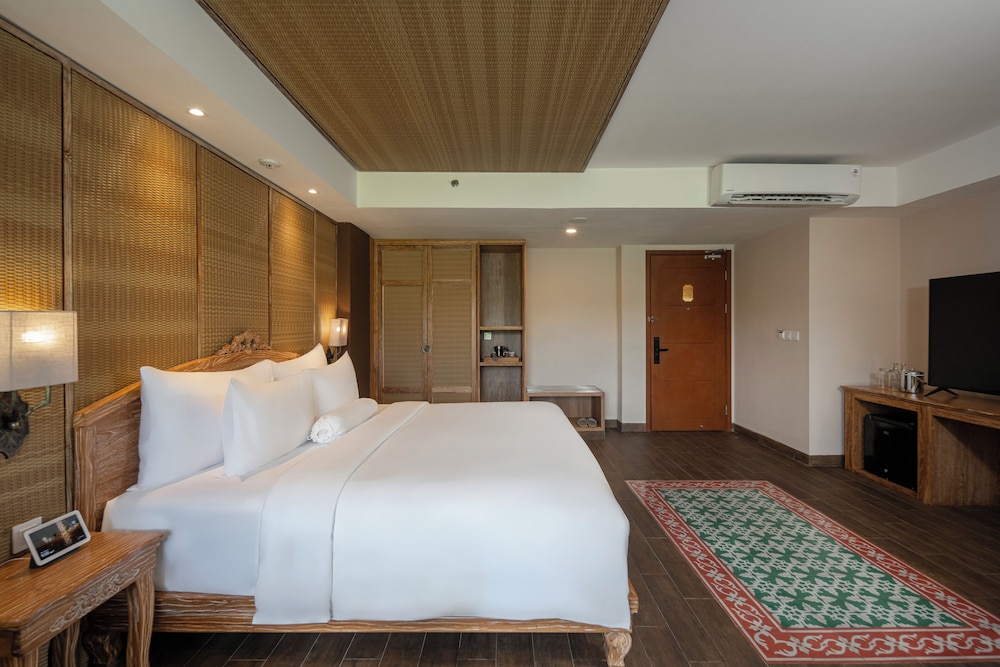 EXECUTIVE, SUITE