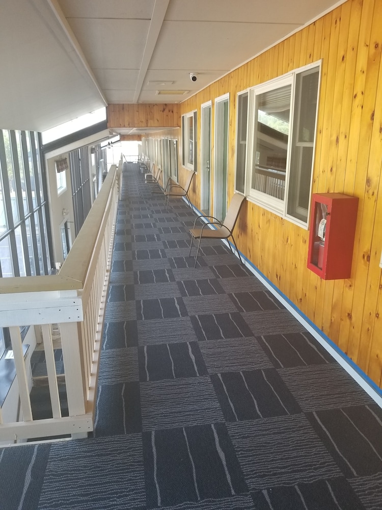 Travelodge By Wyndham Lincoln Near White Mountain 33/53