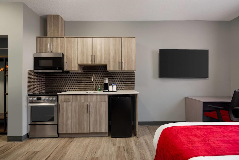 Ramada by Wyndham West Edmonton Hotel & Suites 38/45