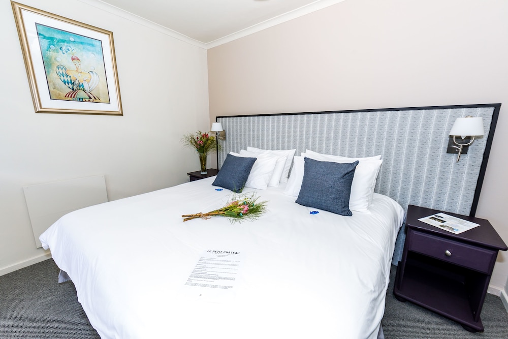Superior, Suite, Double Bed, Le Petit Chateau 2/3