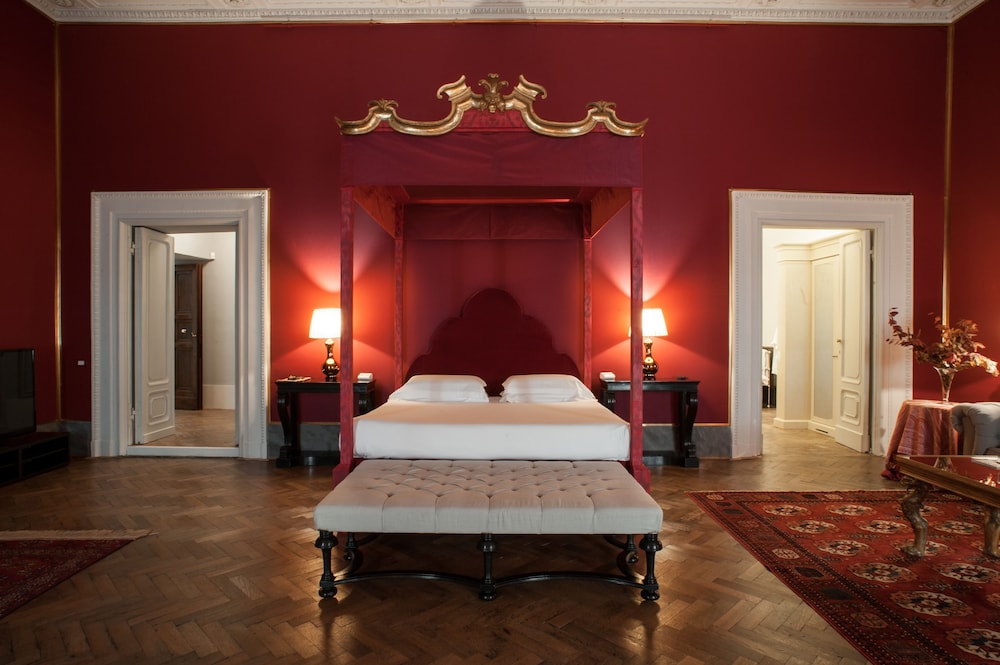 SUITE, KING BED