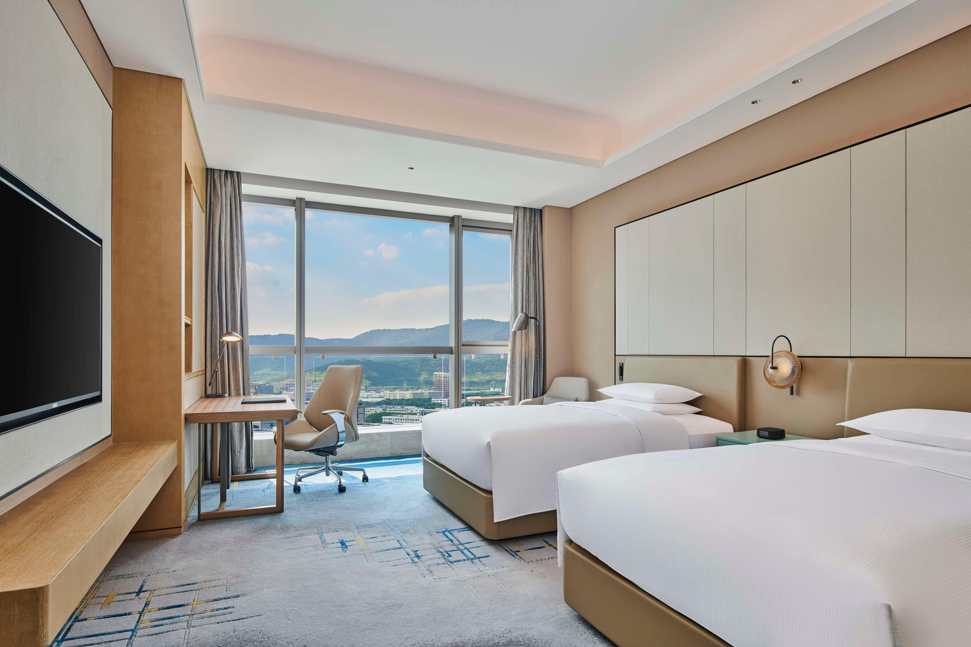 DELUXE, TWIN BEDS