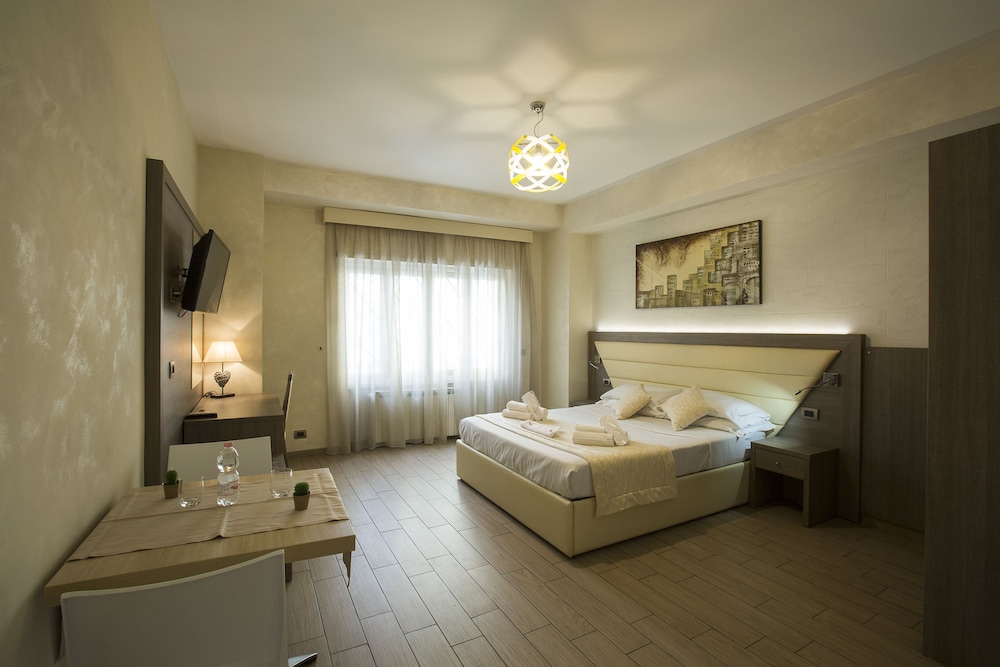 ROOM, DOUBLE OR TWIN BED, BALCONY