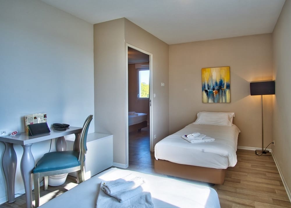 2 Bedrooms, Suite, Double Bed, No Air Condition, Sofa