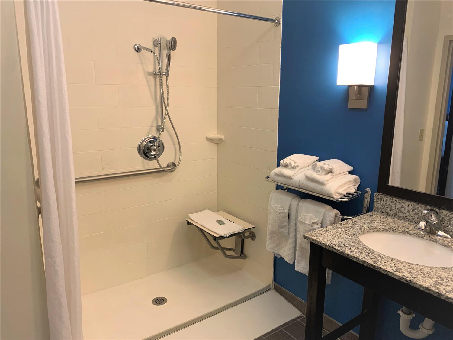 غرفة بسرير كينج لذوي الإعاقة، SureStay by Best Western Cambridge 3/4