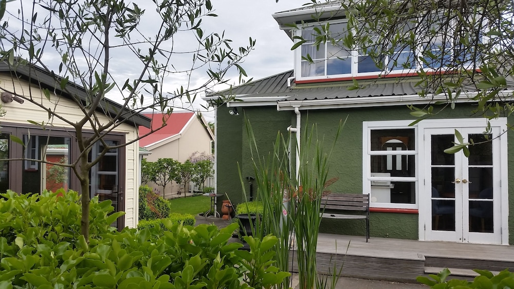 Designer Cottage 4/65