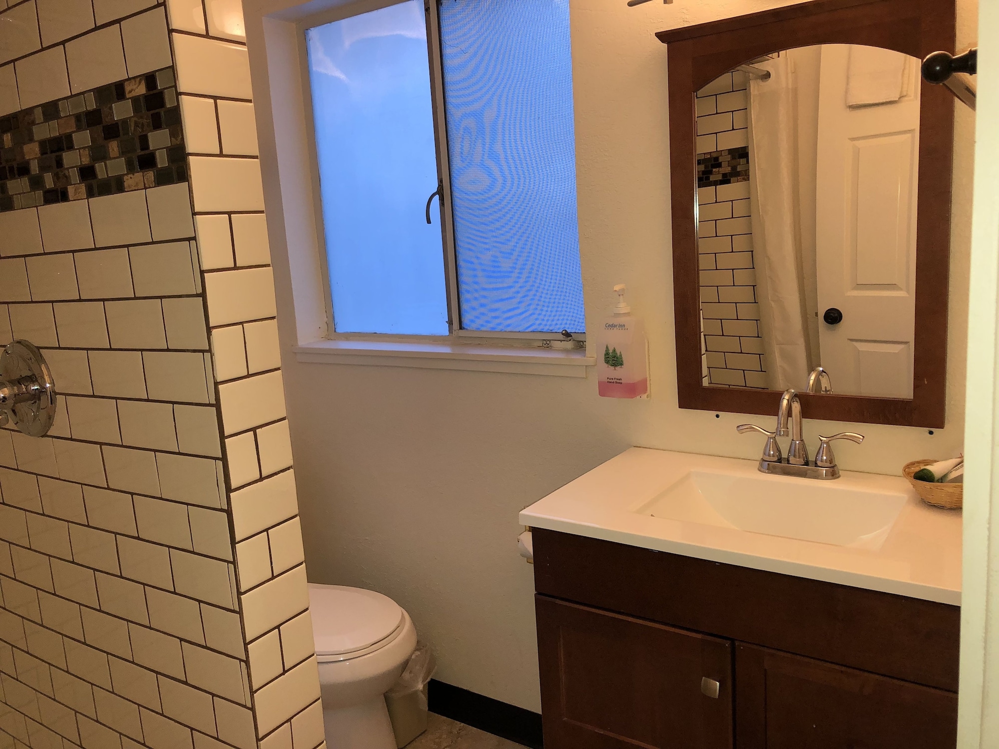 غرفة تنفيذية بسرير كينج، Cedar Inn & Suites 5/5