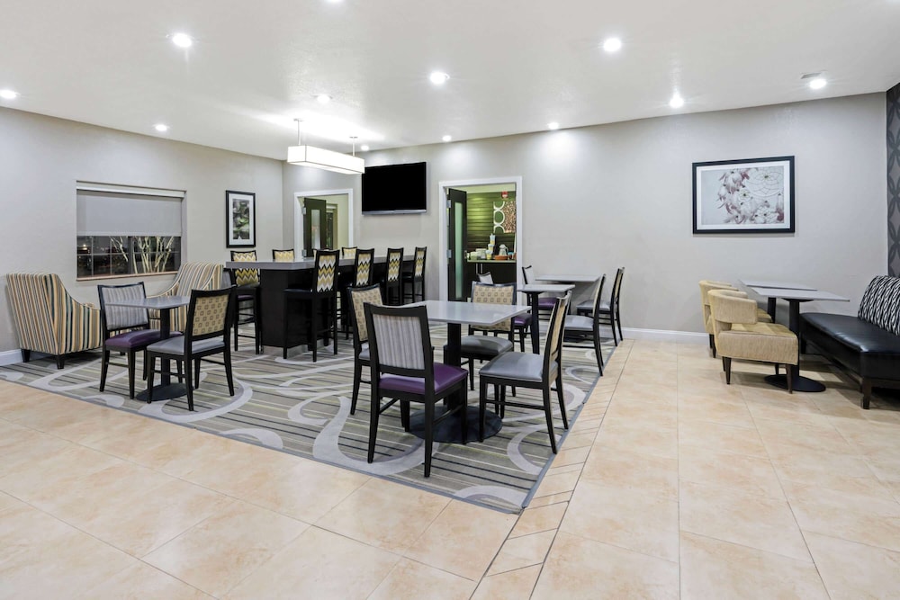 La Quinta Inn & Suites by Wyndham Ada 32/44