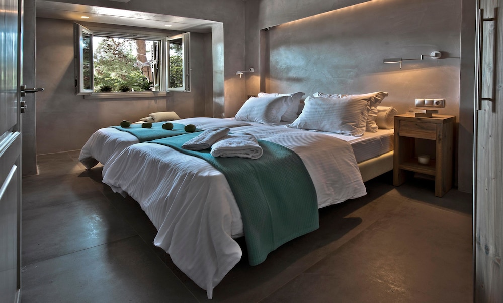 2 Bedrooms, Executive, Suite, 1 Queen and 3 Single Beds, Beach Front، Calypso Villas Zakynthos 2/6