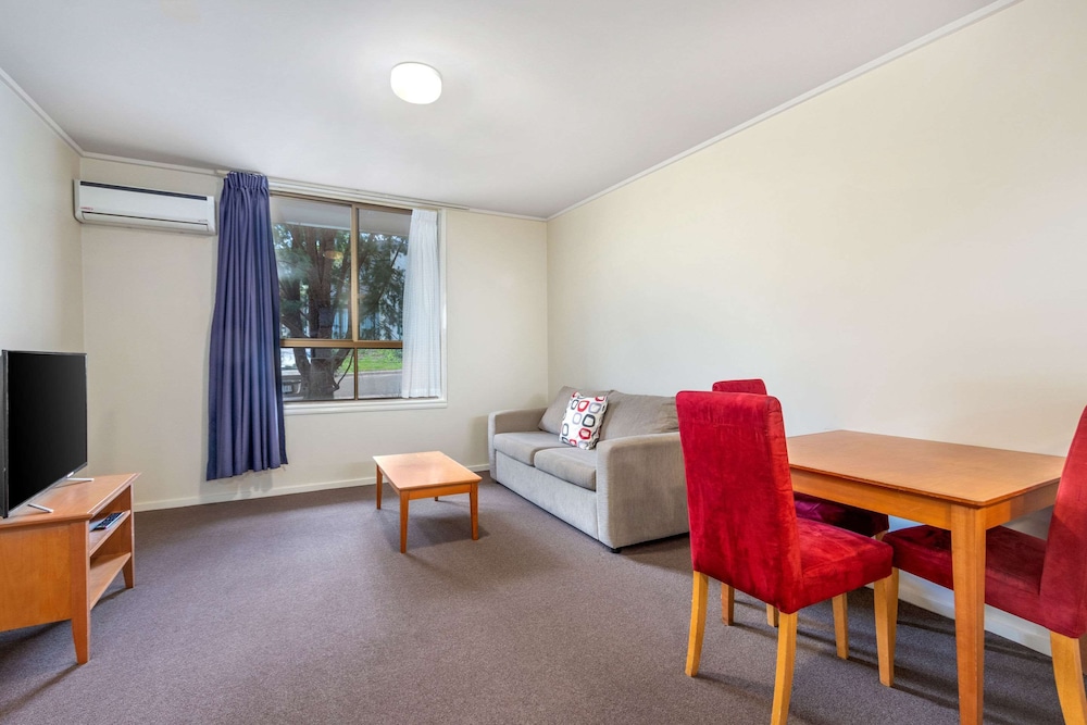 Knox International Hotel and Apartments 15/24