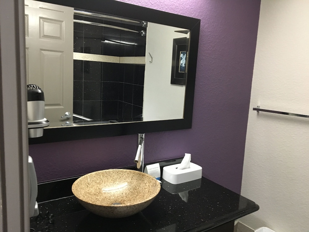 Days Inn & Suites By Wyndham Bonita Springs North Naples 27/28