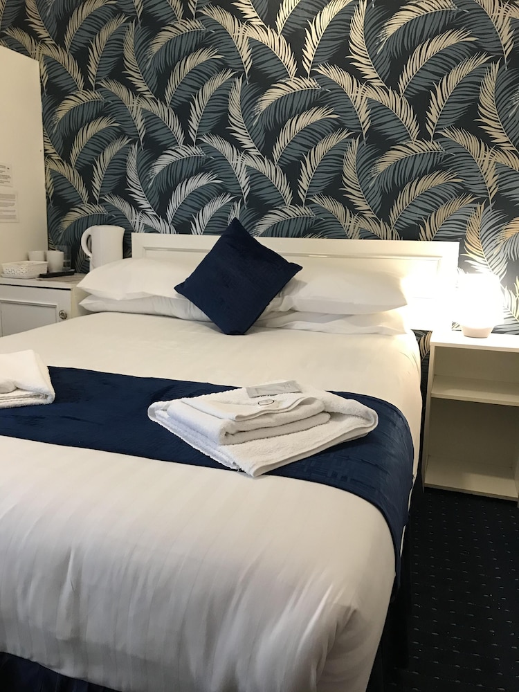 The Feathers Hotel 31/34