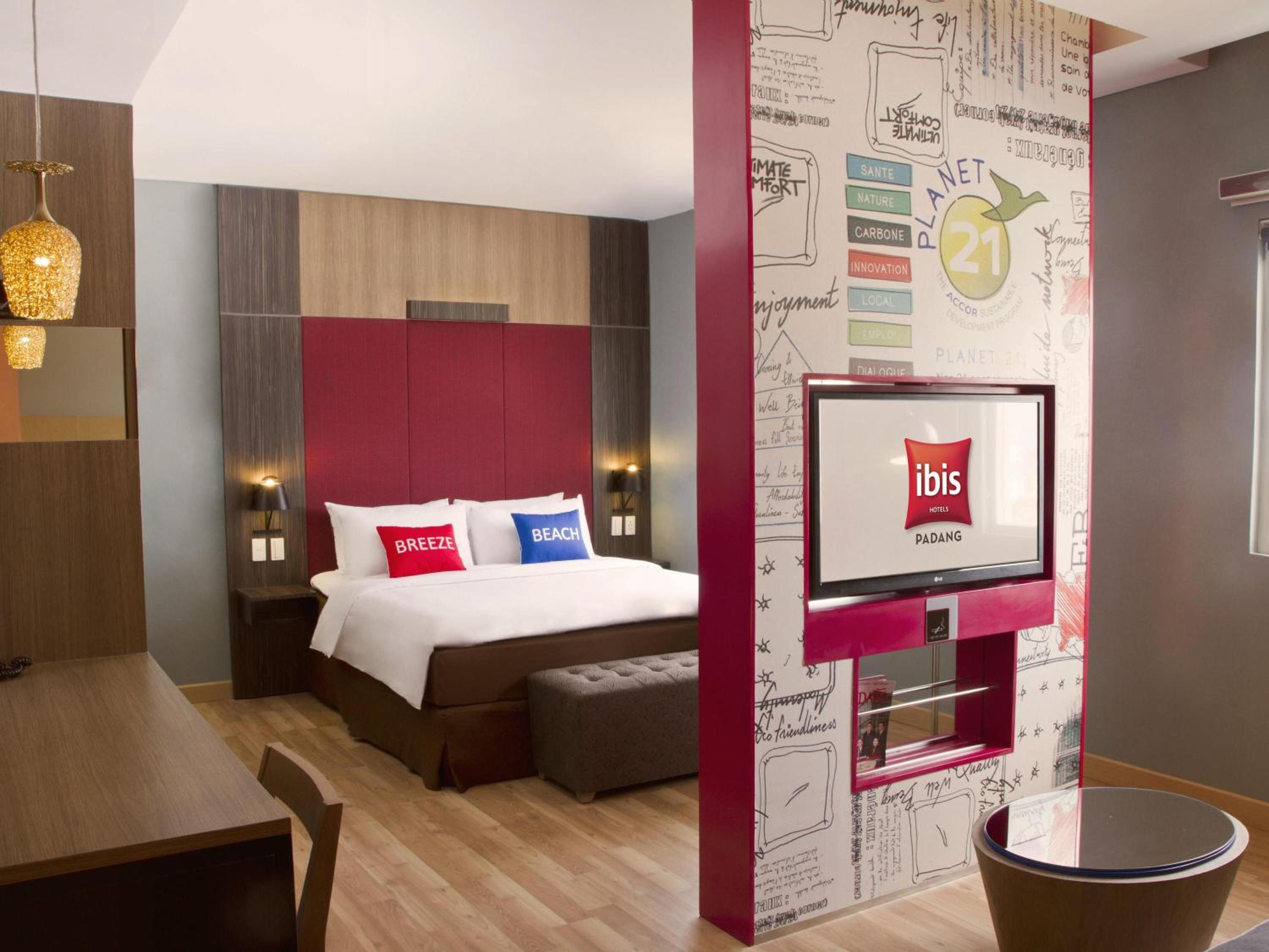 Business, Suite, Queen Bed, Mountain and Ocean View
