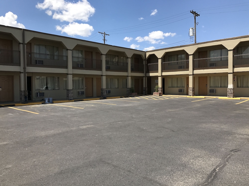 Hutchinson Inn 50/58