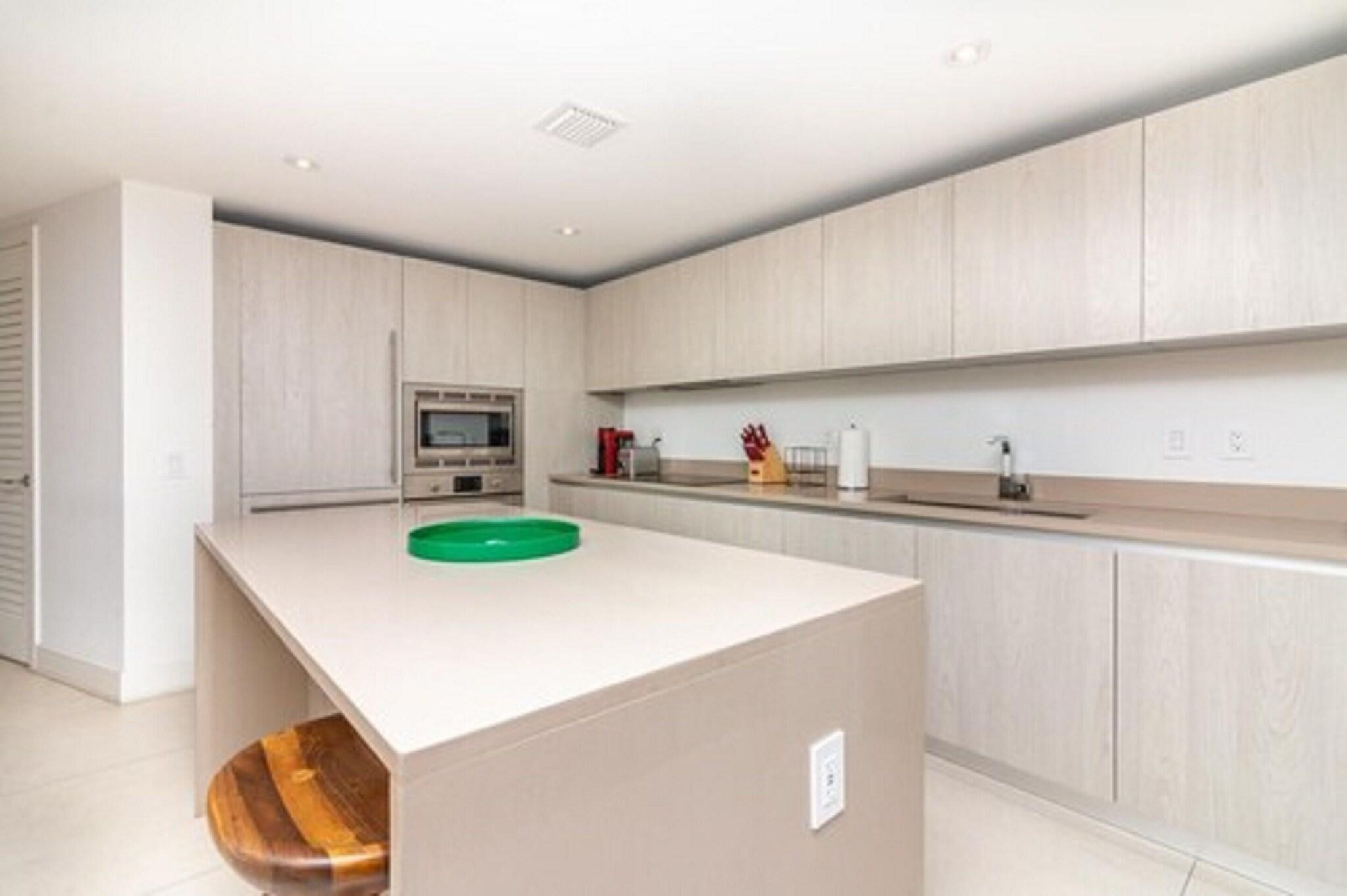 Hyde Beach Condos by Ammos VR 6/26