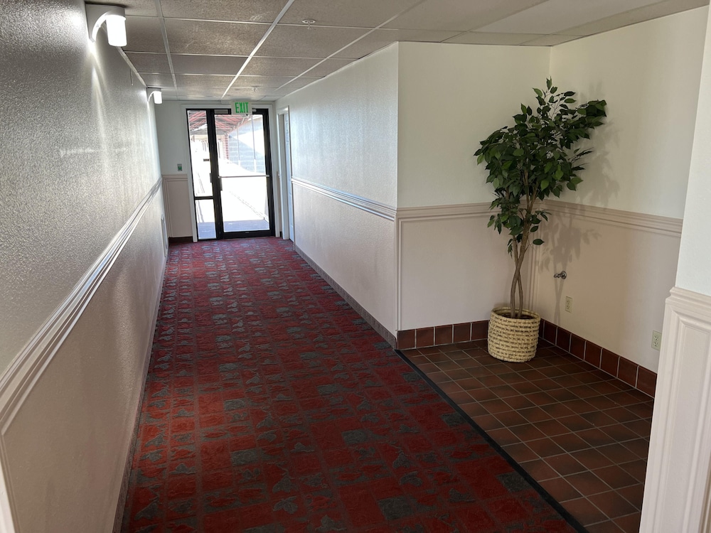 Days Inn by Wyndham Lake Point 17/40