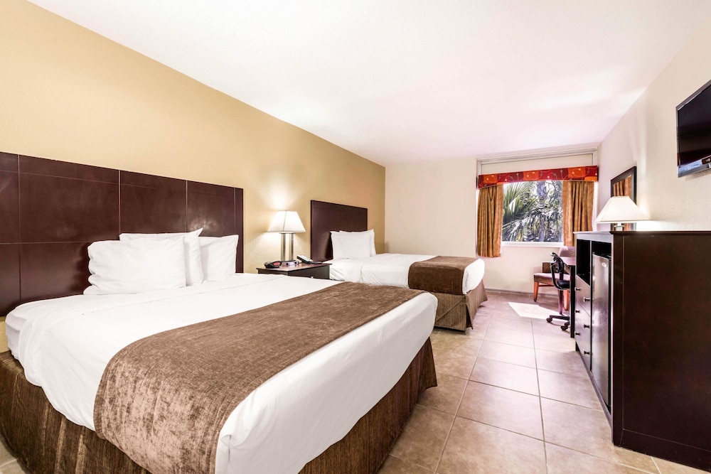 Rodeway Inn and Suites Fort Lauderdale Airport and Cruise Port 18/50