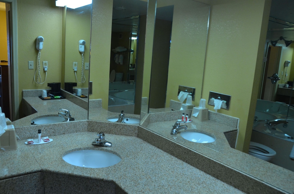 Days Inn by Wyndham Nashville Airport 24/26