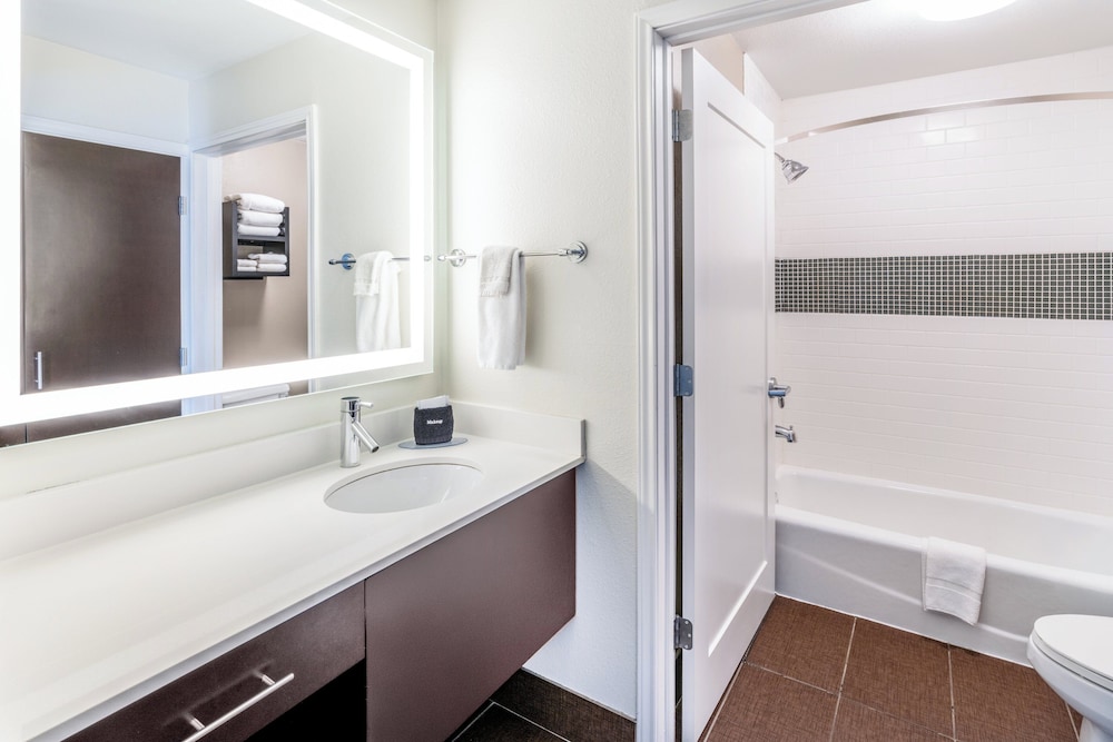 جناح بسرير كوين بغرفة نوم واحدة بمطبخ، Staybridge Suites Co Springs Air Force Academy 4/8