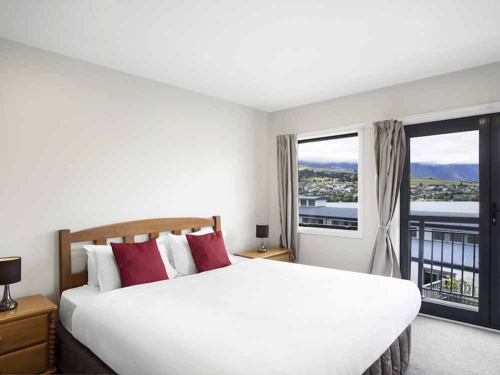 3 BEDROOMS, SUITE, LAKE VIEW