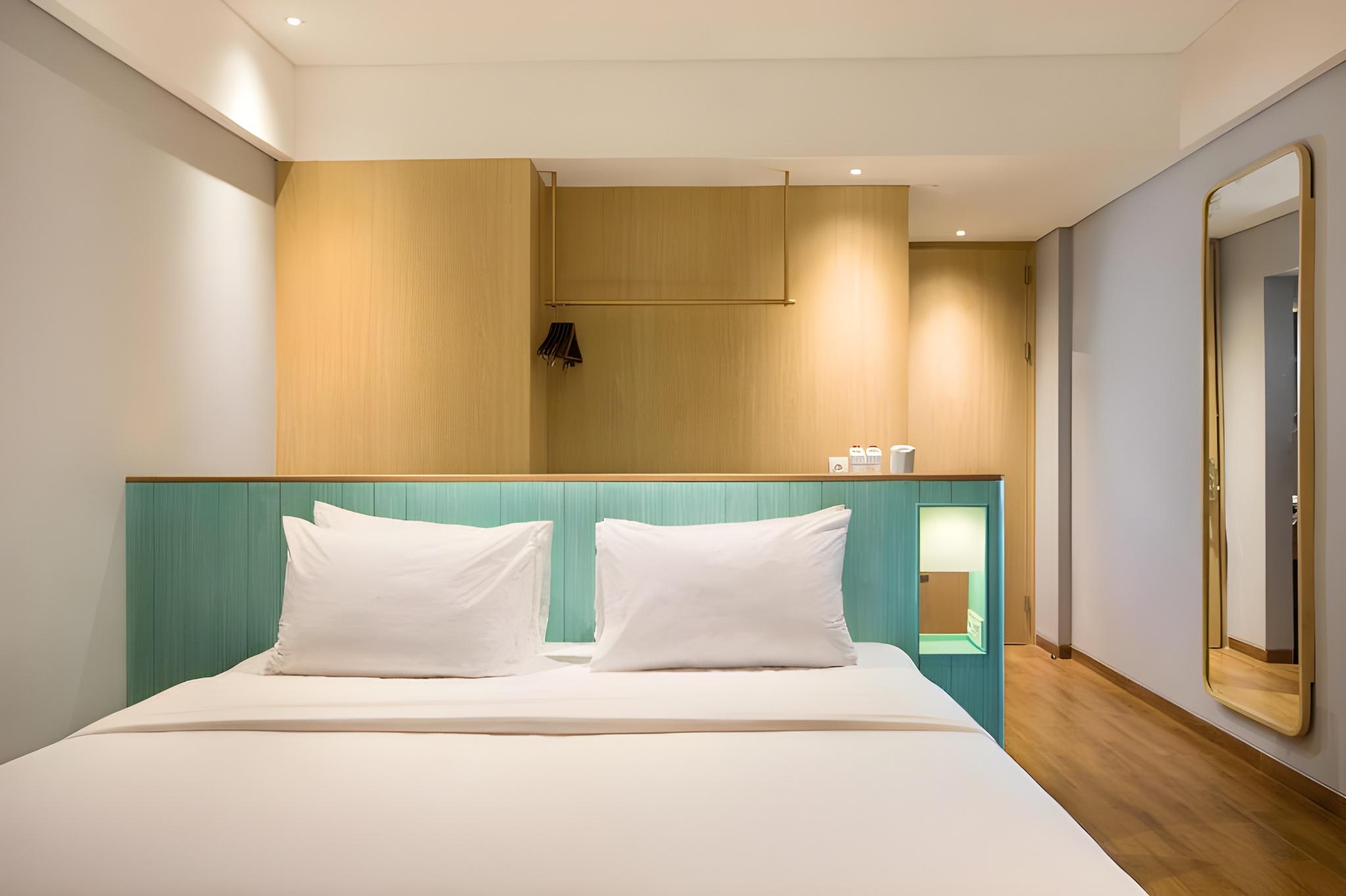 Hollywood, Deluxe, King Bed, Pool Access