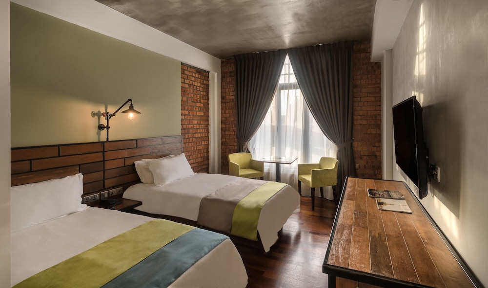 DELUXE, TWIN BEDS, BATHTUB