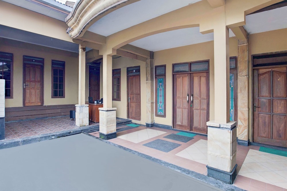 Hotel O Balikpapan near Taman Beruang Madu formerly Palm Cafe Inn 28/34