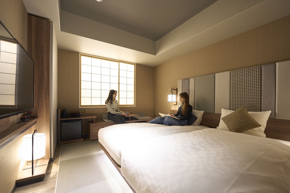 HOLLYWOOD, TWIN BEDS