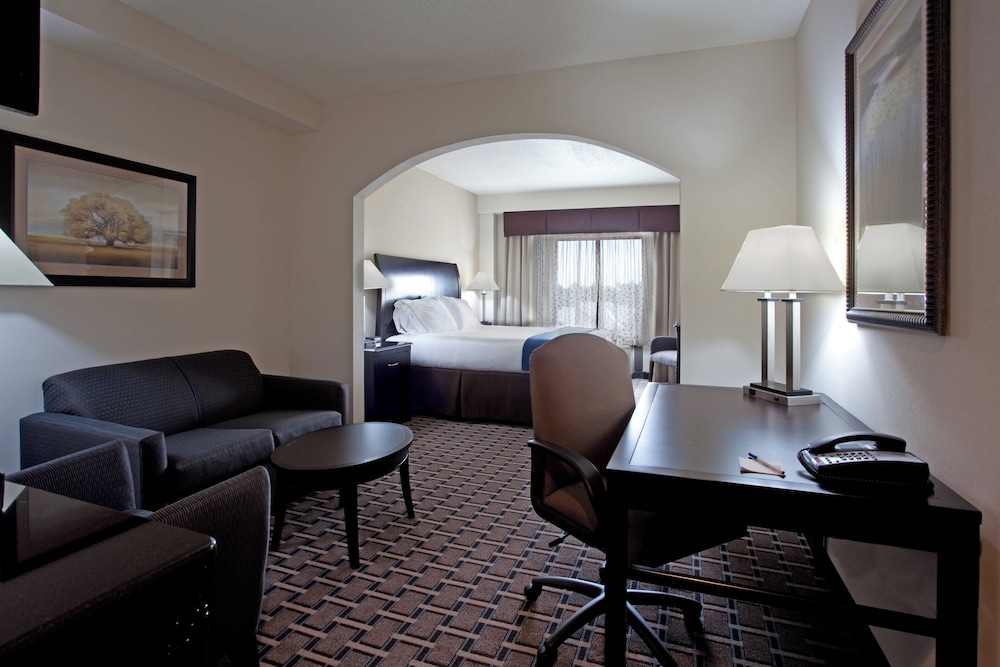 Holiday Inn Express & Suites Hope Mills Fayetteville Airport 29/37
