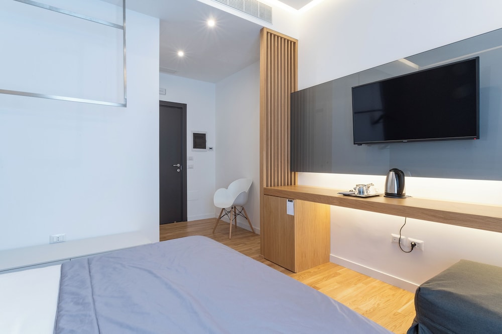 DELUXE, DOUBLE OR TWIN BED, BALCONY