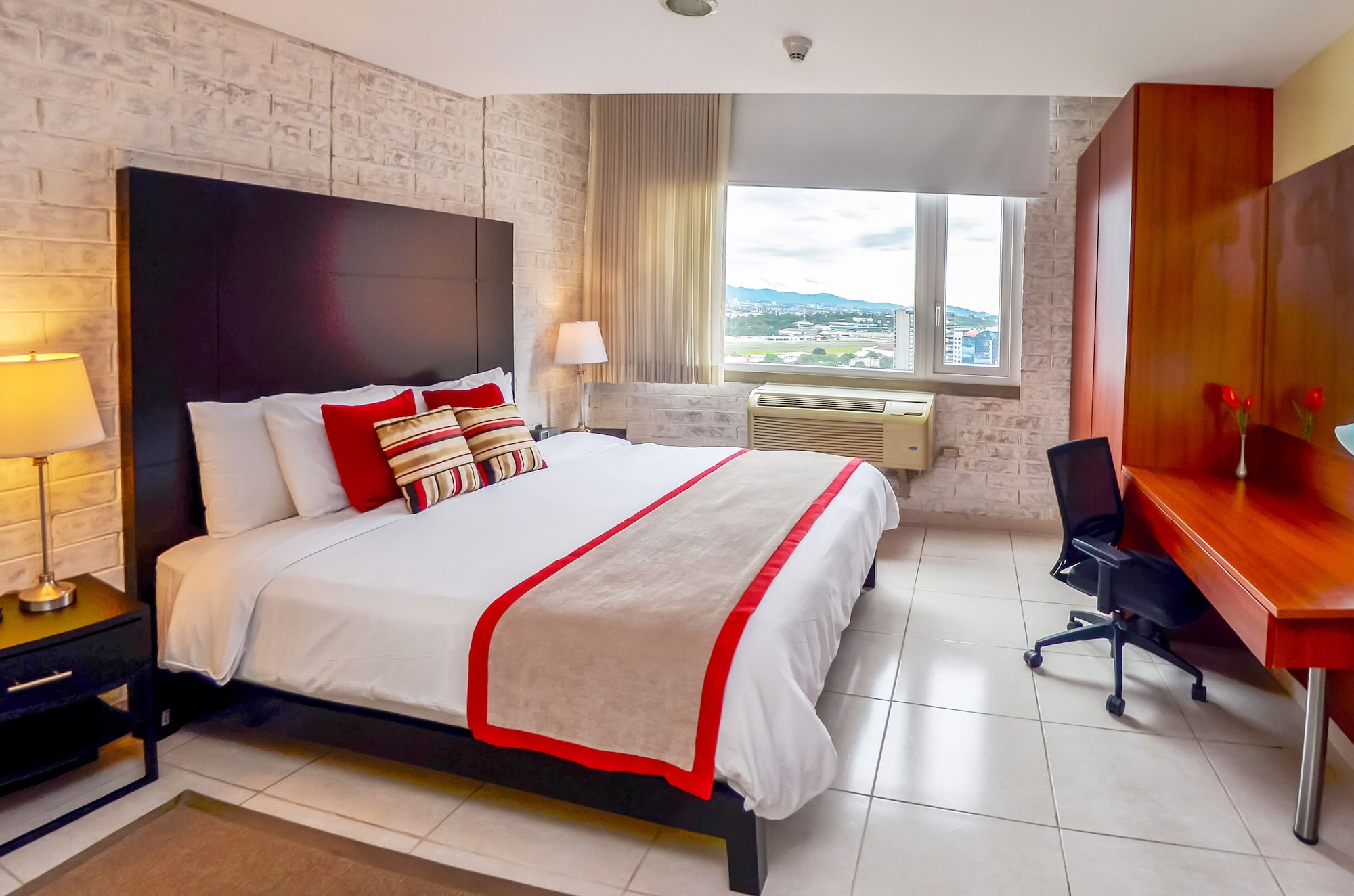JUNIOR SUITE, KING BED, CITY VIEW